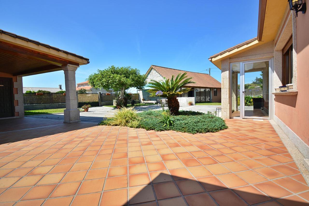 Galihost - Casa Con Precioso Jardin En Vilanova De Arousa Exterior photo